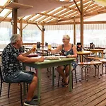 Mobil-home Confortable Avec Terrasse - Api-1-52-451 * Les Achards (Vendee)