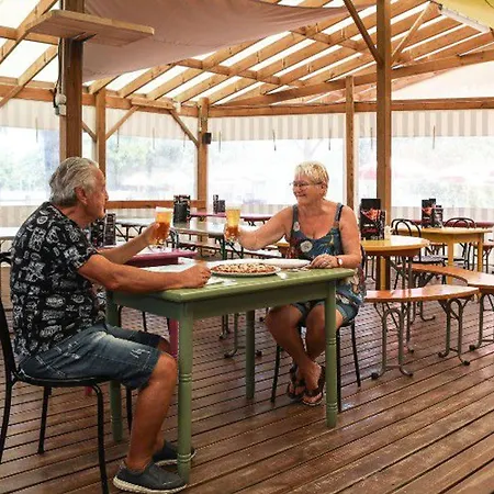 Mobil-home Confortable Avec Terrasse - Api-1-52-451 * Les Achards (Vendee)