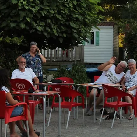 Mobil-home Confortable Avec Terrasse - Api-1-52-451 キャンプ場 Les Achards (Vendee)